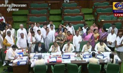 खाद संकट पर फूटा विपक्ष का गुस्सा: मंत्री के जवाब से असंतुष्ट विधायक गर्भगृह में धरने पर बैठे