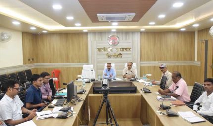 कलेक्टर ने हितग्राही मूलक योजनाओं की बैंकर्स के साथ की समीक्षा बैठक