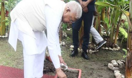 राज्यपाल पटेल ने राजभवन में रोपा तुलसी का पौधा