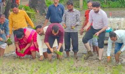 मंडला में कलेक्टर और मंत्री उइके का दिखा खास अंदाज, रोपे धान के पौधे,कुम्भार सशक्तिकरण जागरूकता शिविर में हुए शामिल