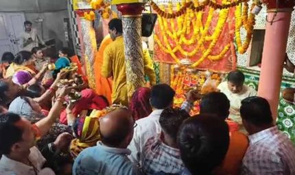 प्रयागराज: शीतला अष्टमी पर मां कल्याणी देवी मंदिर में श्रद्धालुओं की लगी कतार