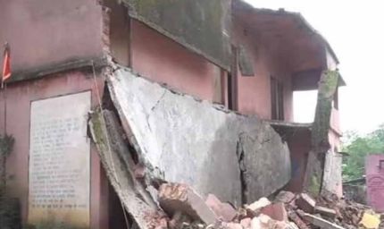 झारखंड में भारी बारिश का कहर: सरकारी स्कूल की छत गिरी, 1 व्यक्ति की मौत