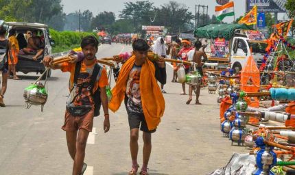 प्रयागराज में कांवड़ियों और नमाजियों के बीच हिंसक झड़प, भगवा ध्वज फाड़ने और लूट का आरोप