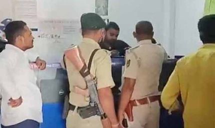 दिनदहाड़े बैंक डकैती: हथियारबंद बदमाश लाखों लूटकर फरार, इलाके में मचा हड़कंप