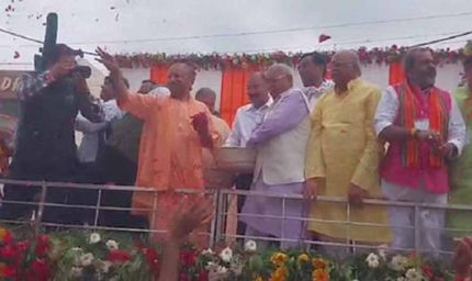 मेरठ में सीएम योगी का कांवड़ियों को सम्मान, हुड़दंगियों को दी कड़ी चेतावनी