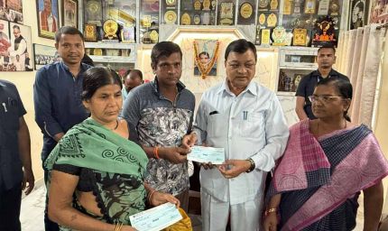 मंत्री लखनलाल देवांगन ने 10 परिवारों को दिए सहायता राशि का चेक