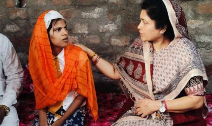 घायल छात्रा से मिलीं राज्यमंत्री श्रीमती गौर, अधिकारियों को हर संभव मदद करने के दिए निर्देश