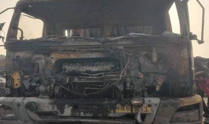लातेहार कोलफील्ड में आतंक: अपराधियों ने दो वाहनों को किया आग के हवाले