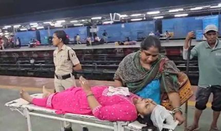 ट्रेन में सीट को लेकर दो महिलाओं में जमकर झगड़ा, एक का सिर फोड़ा