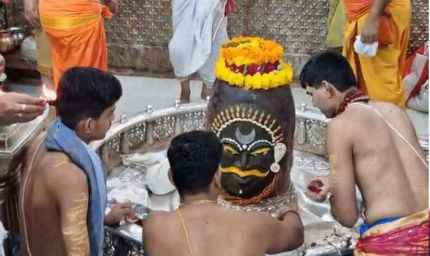 महाकाल के दरबार आस्था का सैलाब...श्रावण सोमवार पर उमड़े भक्त, रविवार को ढाई लाख से ज्यादा ने किए दर्शन
