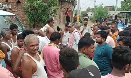 बाढ़ से सड़क पर जलजमाव, गुस्साए ग्रामीणों ने किया चक्का जाम