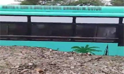 काडियाना नाले में बड़ा हादसा: मलबे में दबी बस, यात्रियों में मचा हड़कंप