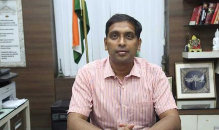 इंदौर कलेक्टर आशीष सिंह का सराहनीय कदम, खुद की सैलरी से 22 बच्चों की पढ़ाई का खर्च उठाया