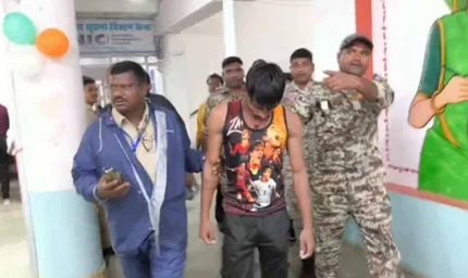 आवास की मांग में आत्मदाह का प्रयास: युवक ने कलेक्ट्रेट के सामने खुद पर डाला पेट्रोल