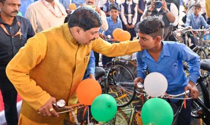 स्कूली बच्चों को मिलेगा रफ्तार का तोहफा, 4.30 लाख साइकिलें बांटेगी सरकार