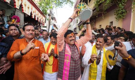 पालकी में भगवान चन्द्रमोलेश्वर व मनमहेश हाथी पर विराजित होकर भक्तों का कुशल-क्षेम लेने उज्जैन नगर भ्रमण पर निकले