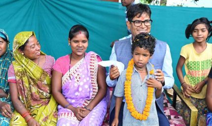 रायपुर : बिरहोर परिवार के गृह प्रवेश में पहुंचे वित्त मंत्री ओ.पी.चौधरी, परिवार के नन्हे बच्चे से कटवाया फीता