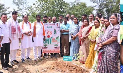 रायपुर : मंत्री श्रीमती लक्ष्मी राजवाड़े ने चरण पादुका का किया वितरण