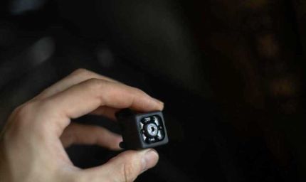 अफसर पर गंभीर आरोप: पत्नी के कमरे और बाथरूम में छुपाकर लगाए कैमरे, किया ब्लैकमेल