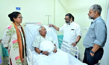 पूर्व उपराष्ट्रपति कड़िया मुंडा से मिले सीएम हेमंत, जल्द स्वस्थ होने की की कामना