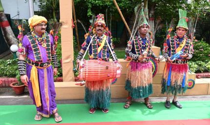 मुख्यमंत्री निवास में हरेली उत्सव: पारंपरिक लोक यंत्रों के साथ सुंदर नाचा का हो रहा आयोजन