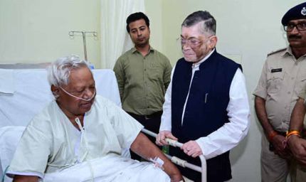 राज्यपाल संतोष गंगवार ने अस्पताल में कड़िया मुंडा से की भेंट, शीघ्र स्वस्थ होने की कामना