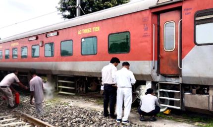 कुशीनगर एक्सप्रेस में तकनीकी खराबी से मचा हड़कंप, चक्के से उठे धुएं ने रोकीं पीछे आ रही ट्रेनें