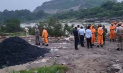धनबाद में अवैध खनन बना जानलेवा, खदान धंसने से 9 मजदूरों के दबने की आशंका