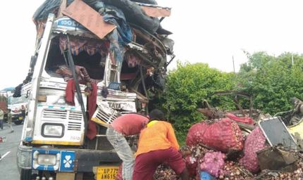 सामने से टकराए दो ट्रक: चालक और खलासी की दर्दनाक मौत, दो घंटे तक लगा रहा जाम