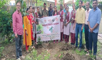 शासकीय कन्या  महाविद्यालय सिवनी मालवा में  एक पेड़ मां के नाम योजना के अंतर्गत पौधे वितरित किये