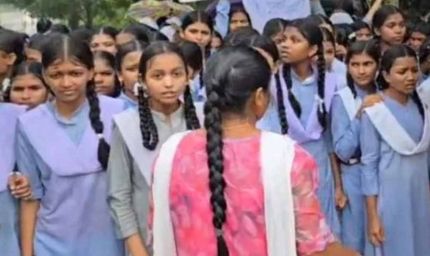 बारिश में भीगते छात्राओं का हाइवे जाम, शिक्षकों के तबादले पर जताया विरोध