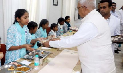 राज्यपाल पटेल ने दिव्यांग बालिकाओं के साथ किया सह-भोज