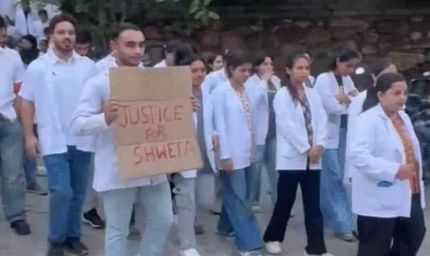 डेंटल कॉलेज में छात्रा की आत्महत्या से हड़कंप, विरोध में छात्रों का धरना