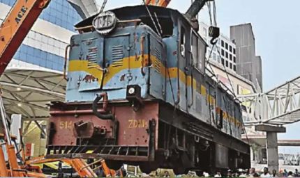 30 साल सेवा के बाद रिटायर हुआ ट्रेन का इंजन! रानी कमलापति स्टेशन पर सजा गौरवशाली इतिहास