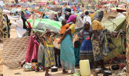 भूख से तड़पते सूडान में इंसानियत कर रही संघर्ष: कोयला चूसकर बचा रहे जान