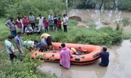 डबरा के नंदू का डेरा से 50 लोगों को रेस्क्यू कर सुरक्षित स्थलों पर पहुँचाया
