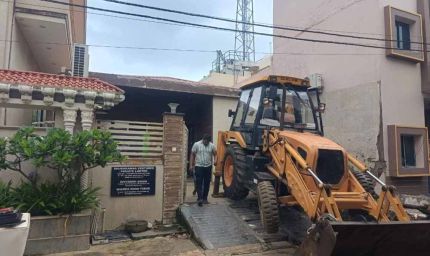 हिस्ट्रीशीटर रोहित तोमर का सूदखोरी अड्डा ढहा: बुलडोजर कार्रवाई में दफ्तर जमींदोज