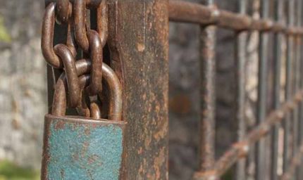 चप्पल पहन स्कूल आए बच्चों को सजा! शिक्षक ने क्लास में किया कैद, खुद चला गया घर