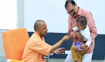 मां-बाप की मौत से टूटे तीन मासूम, सीएम योगी बने उम्मीद की किरण