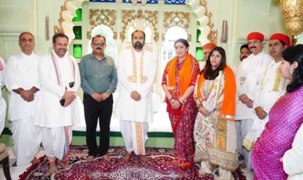 ‘क्योंकि सास भी कभी बहू थी’ की नई शुरुआत से पहले नाथद्वारा मंदिर में आशीर्वाद लेने पहुंचीं एकता कपूर और स्मृति ईरानी