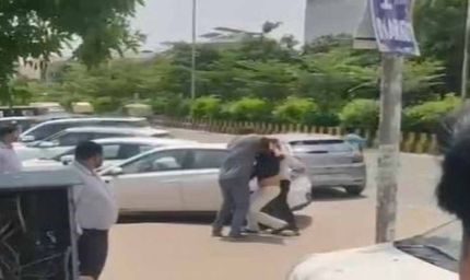 बैंक से बाहर निकलते ही युवक अगवा, साढ़े 9 लाख की लूट