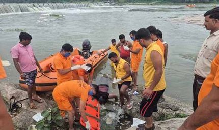 बेड़च नदी हादसा: बाइक समेत बहे दोनों युवकों के शव मिले, एक अज्ञात