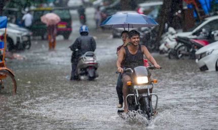 आधे घंटे की बारिश ने दिल्ली को किया जलमग्न, सड़कों से एयरपोर्ट तक मची अफरा-तफरी