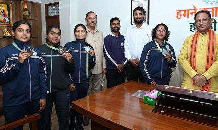 मुख्यमंत्री साय से किक बॉक्सिंग पदक विजेता खिलाड़ियों ने की सौजन्य मुलाकात