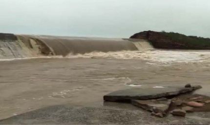 श्योपुर-शिवपुरी में बाढ़ का कहर: हाईवे बंद, स्कूल बस नदी में फंसी, ग्रामीणों ने बचाए 30 बच्चे