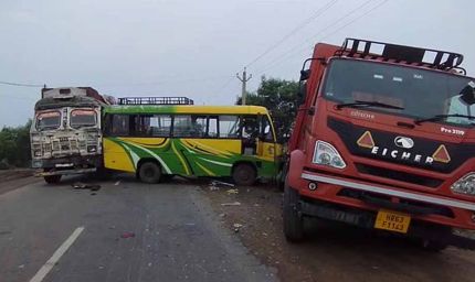 पटना में बड़ा सड़क हादसा: खड़ी बस में ट्रक की टक्कर, तीन यात्री गंभीर रूप से घायल
