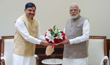 सीएम मोहन ने पीएम मोदी को सौंपा 18 महीने का रिपोर्ट कार्ड