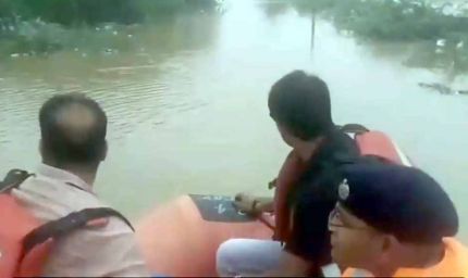 मदनपुरा में बाढ़ का कहर, हालात का जायजा लेने नाव से पहुंचे कलेक्टर