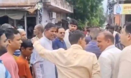 तेज रफ्तार ट्रैक्टर की टक्कर से बच्ची की मौत, आक्रोशित लोगों ने किया सड़क जाम