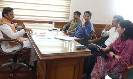 निर्माणाधीन कार्यों को समय से पूर्ण करें और शीघ्र सेवा प्रदाय करें : उप मुख्यमंत्री शुक्ल